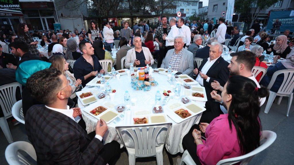 Şadi Özdemir Projeleri - Özlüce’de 5 bin kişi iftarda buluştu | 