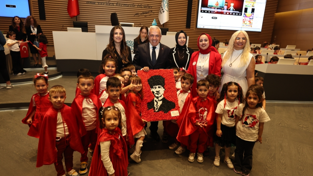 Şadi Özdemir Projeleri - Minikler bayram coşkusunu Başkan Özdemir ile paylaştı | 