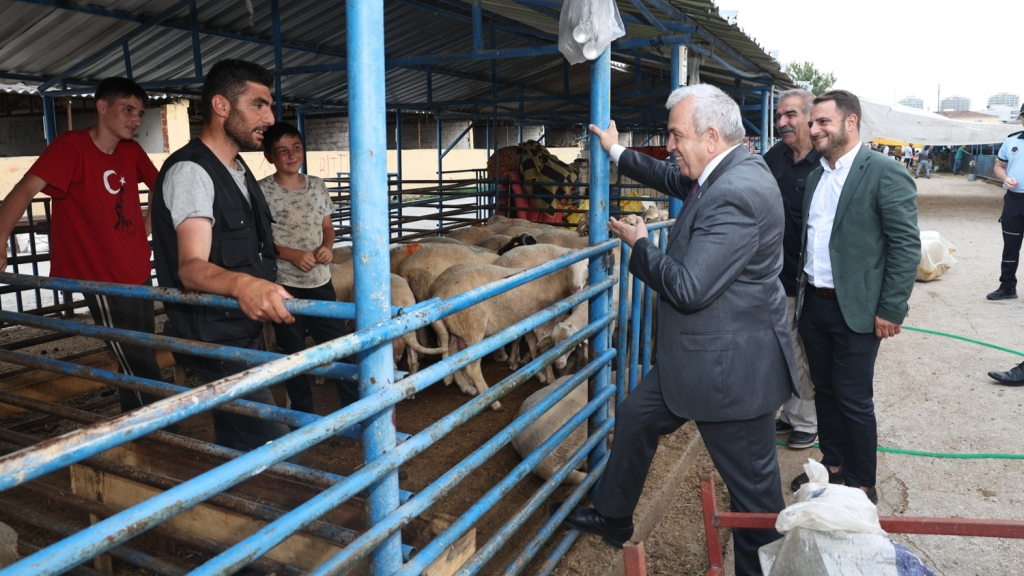 Şadi Özdemir Projeleri - Başkan Şadi Özdemir Alaaddinbey Kurban Pazarı’nı gezdi | 