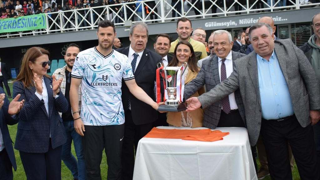 Şadi Özdemir Projeleri - Nilüferli futbolcular şampiyonluk kupasına kavuştu | 