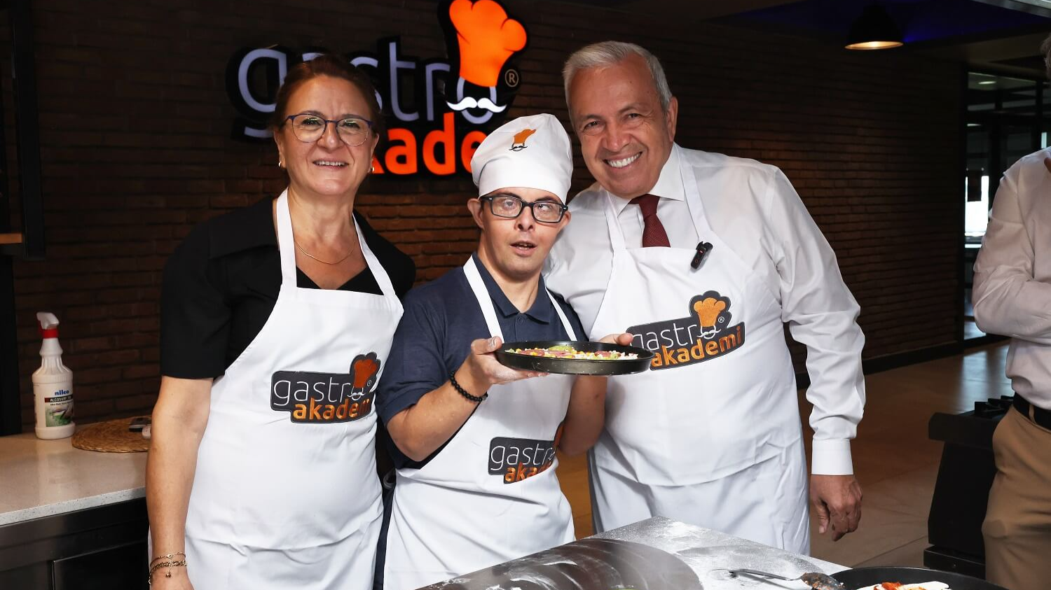 Şadi Özdemir Projeleri - Başkan Şadi Özdemir özel çocuklarla pizza yaptı | 