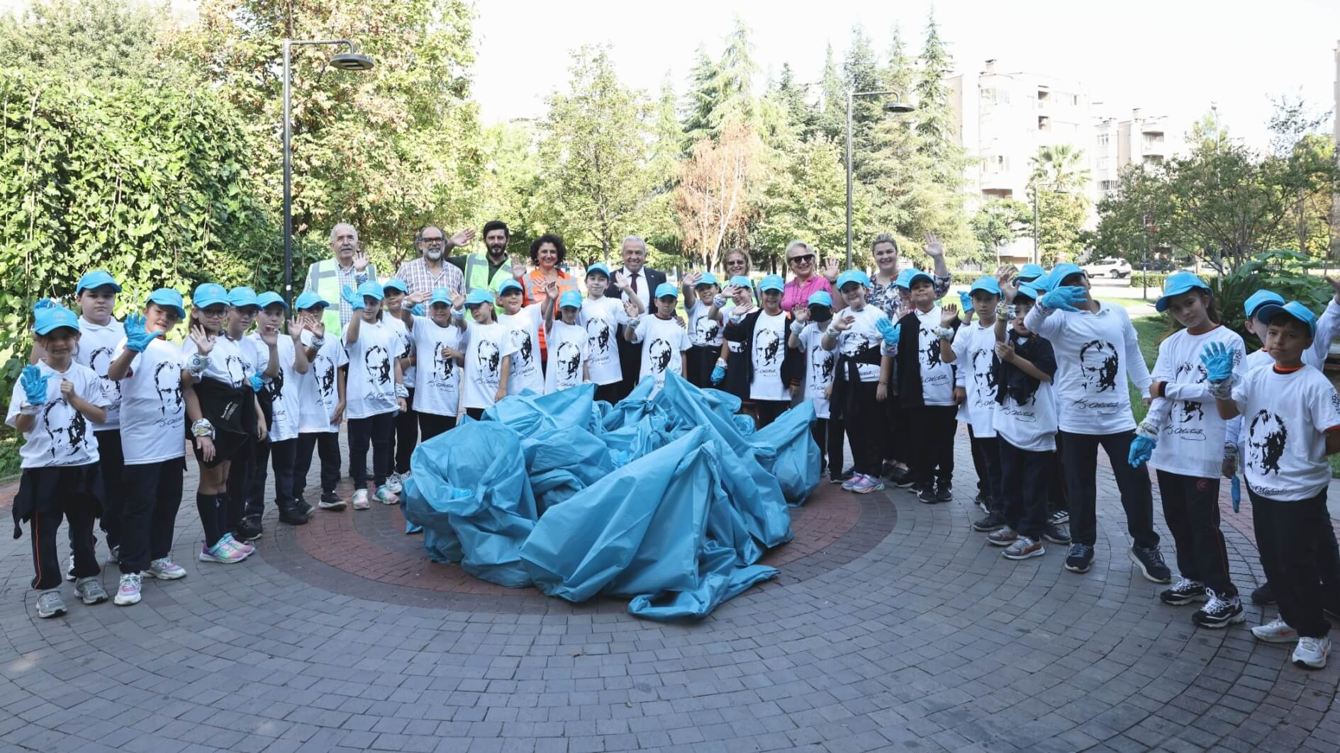 Şadi Özdemir Projeleri - Başkan Şadi Özdemir öğrencilerle parkta temizlik yaptı  | 