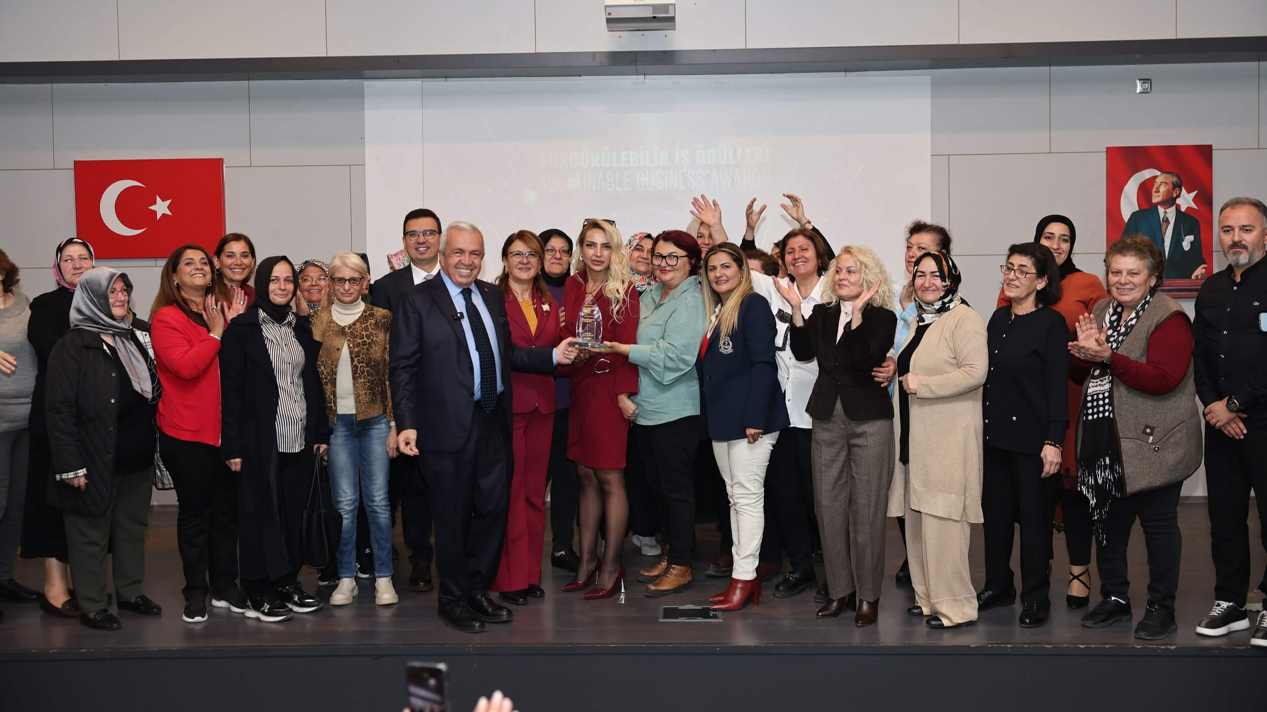 Şadi Özdemir Projeleri - Başkan Şadi Özdemir Nilüferli kadınların ödül sevincini paylaştı | 