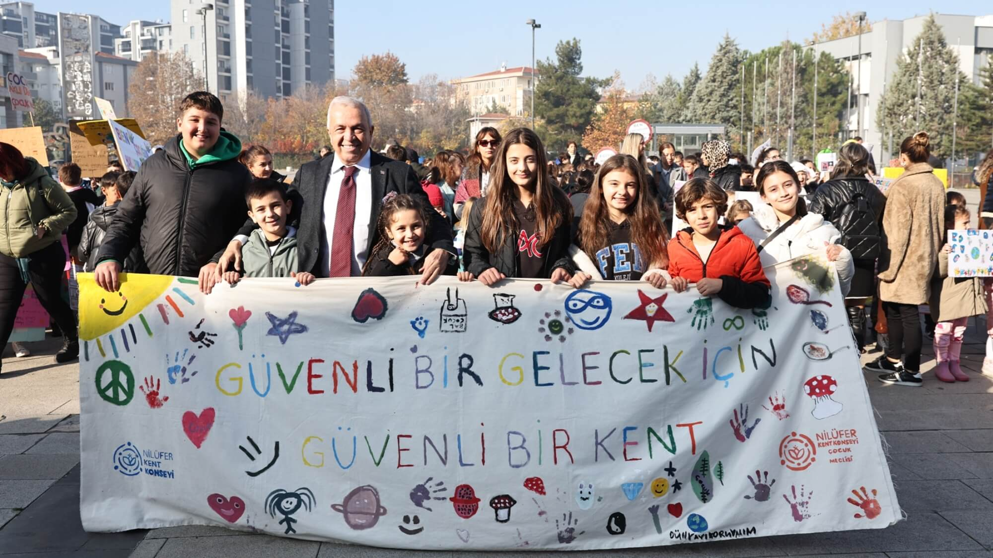Şadi Özdemir Projeleri - Nilüferli çocuklar “Güvenli Kent” için yürüdü | 