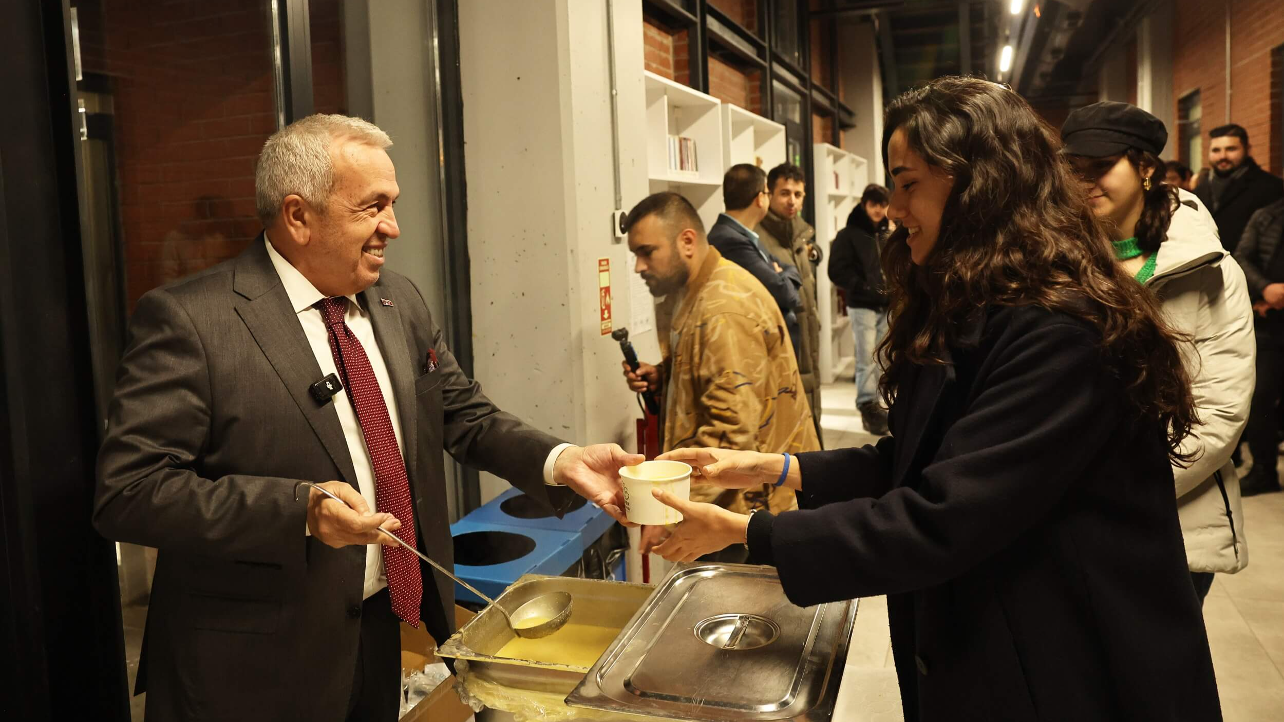 Şadi Özdemir Projeleri - Finallere hazırlanan öğrencilere Başkan’dan çorba ikramı | 