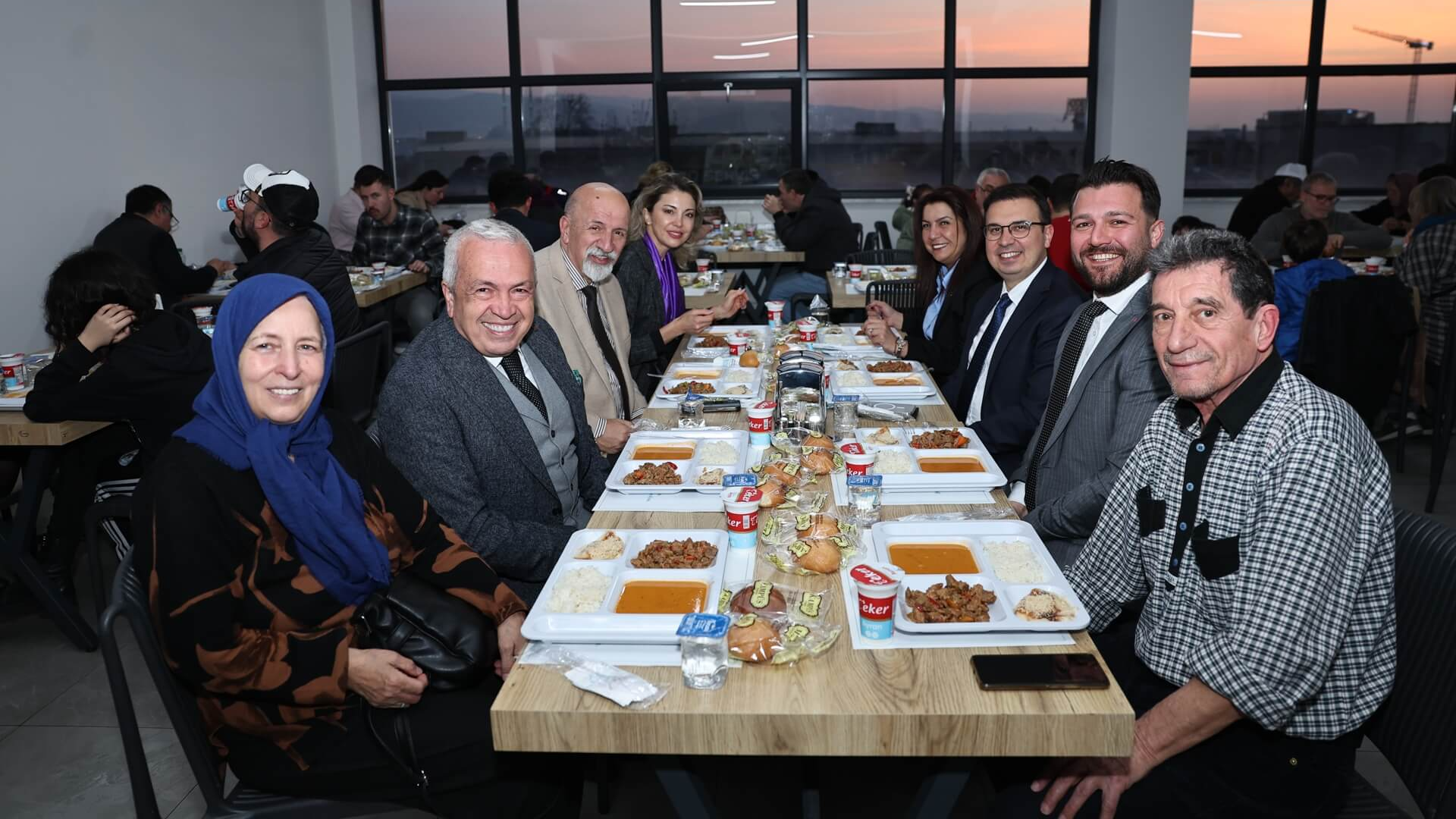 Şadi Özdemir Projeleri - Başkan Şadi Özdemir aşevinde vatandaşlarla iftar yaptı | 