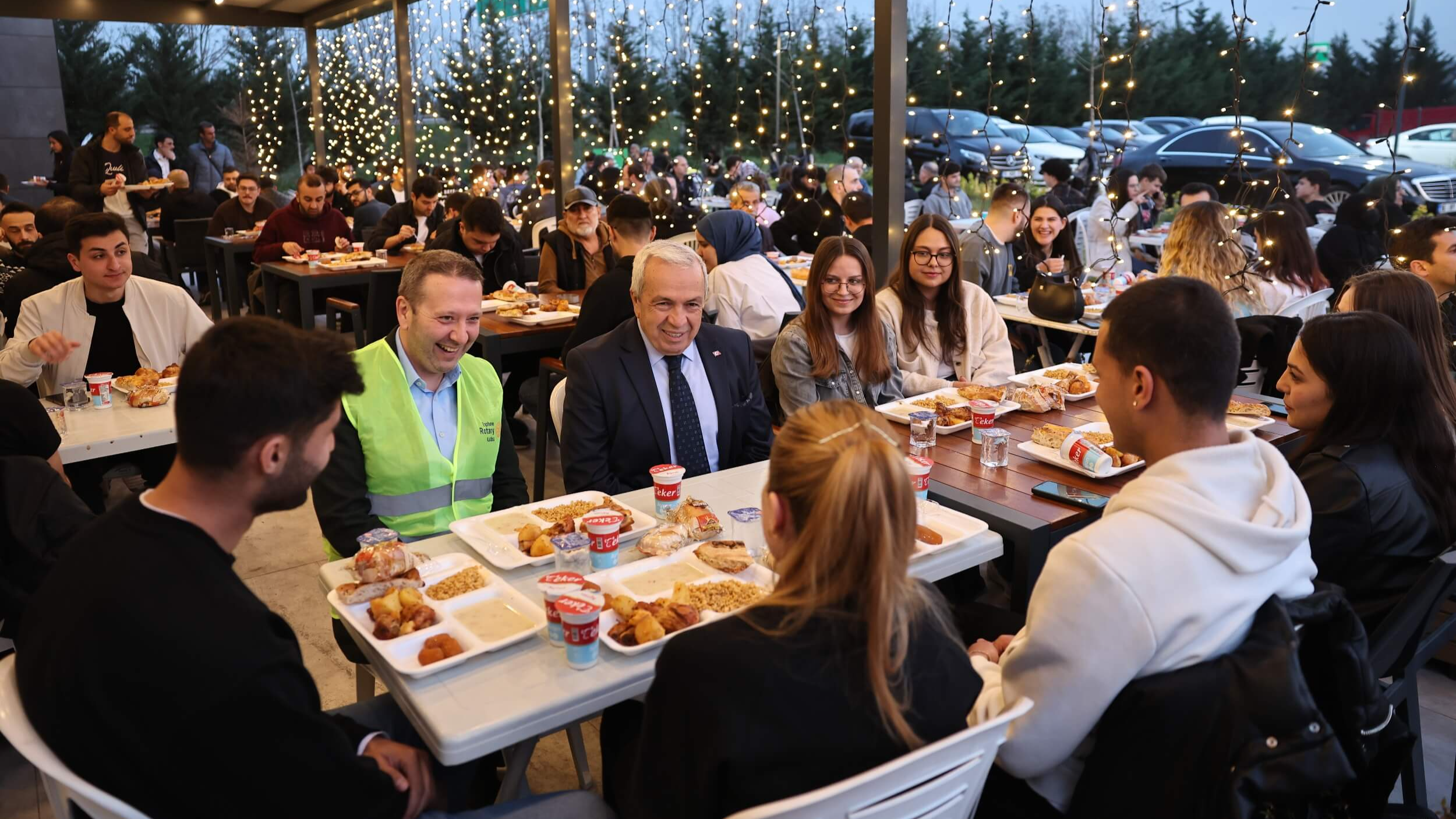 Şadi Özdemir Projeleri - Başkan Şadi Özdemir gençlerle iftarda buluştu | 