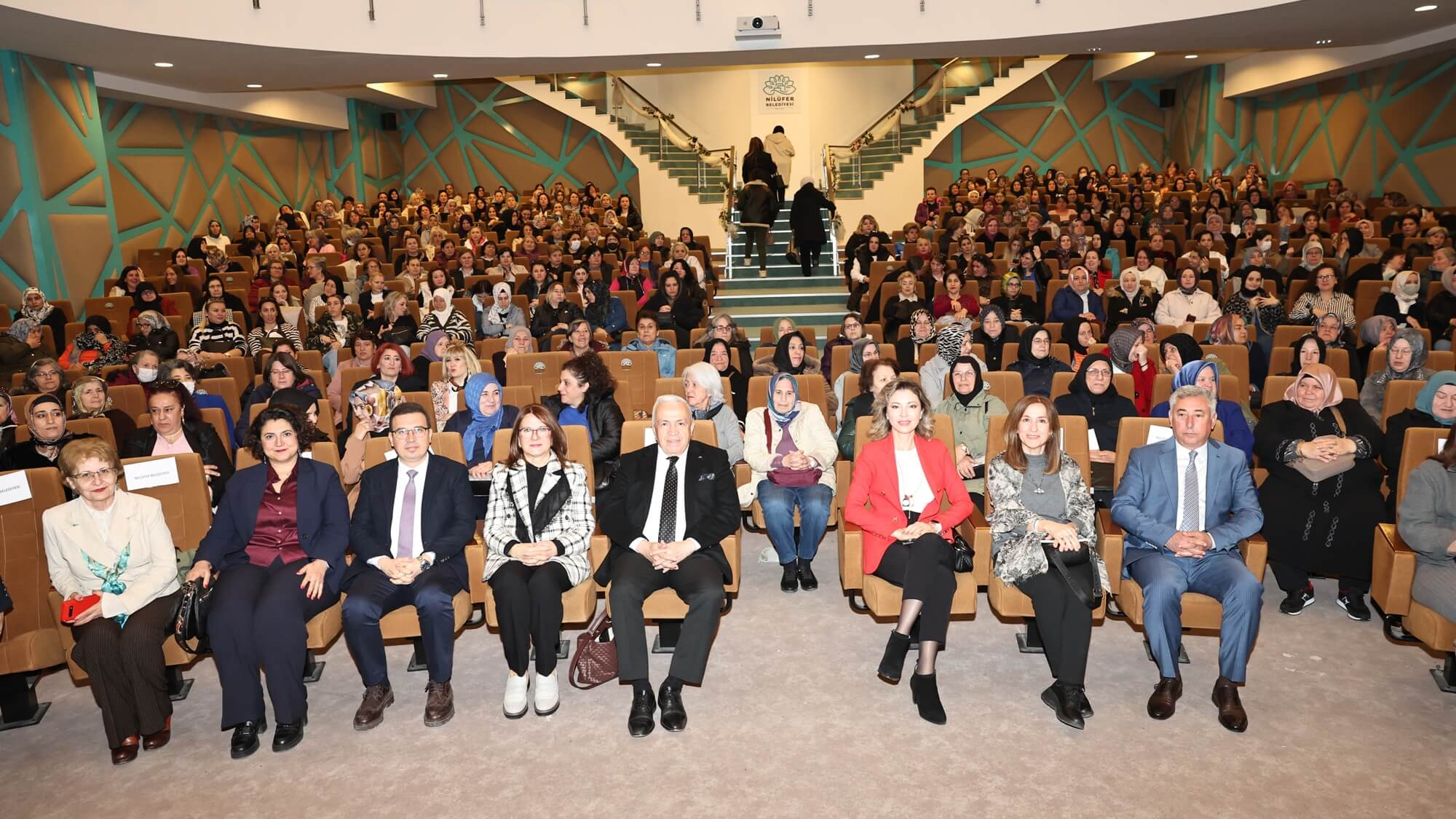 Şadi Özdemir Projeleri - Yazar Müge İplikçi Nilüferli kadınlarla buluştu | 