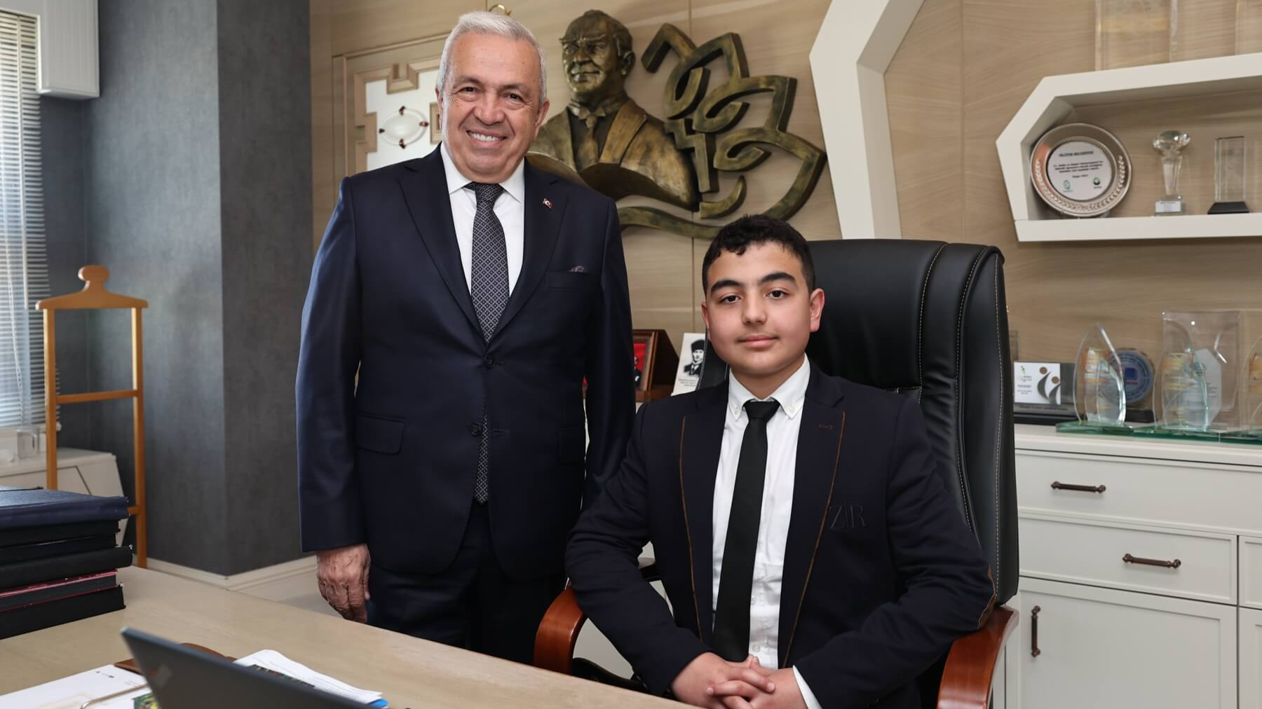 Şadi Özdemir Projeleri - Başkan Şadi Özdemir makamını çocuklara devretti | 