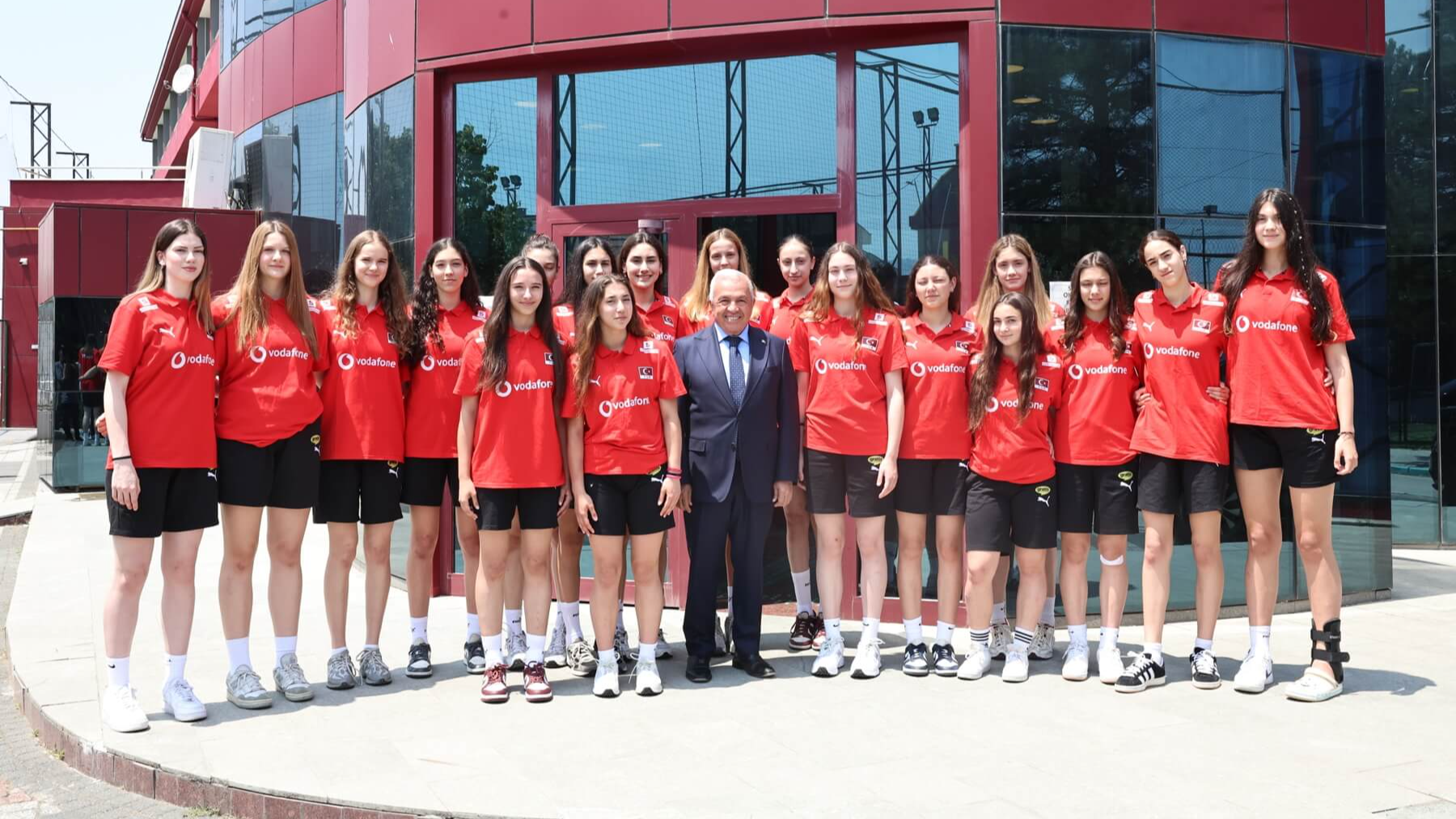 Şadi Özdemir Projeleri - Başkan Şadi Özdemir’den filenin genç sultanlarına motivasyon ziyareti | 