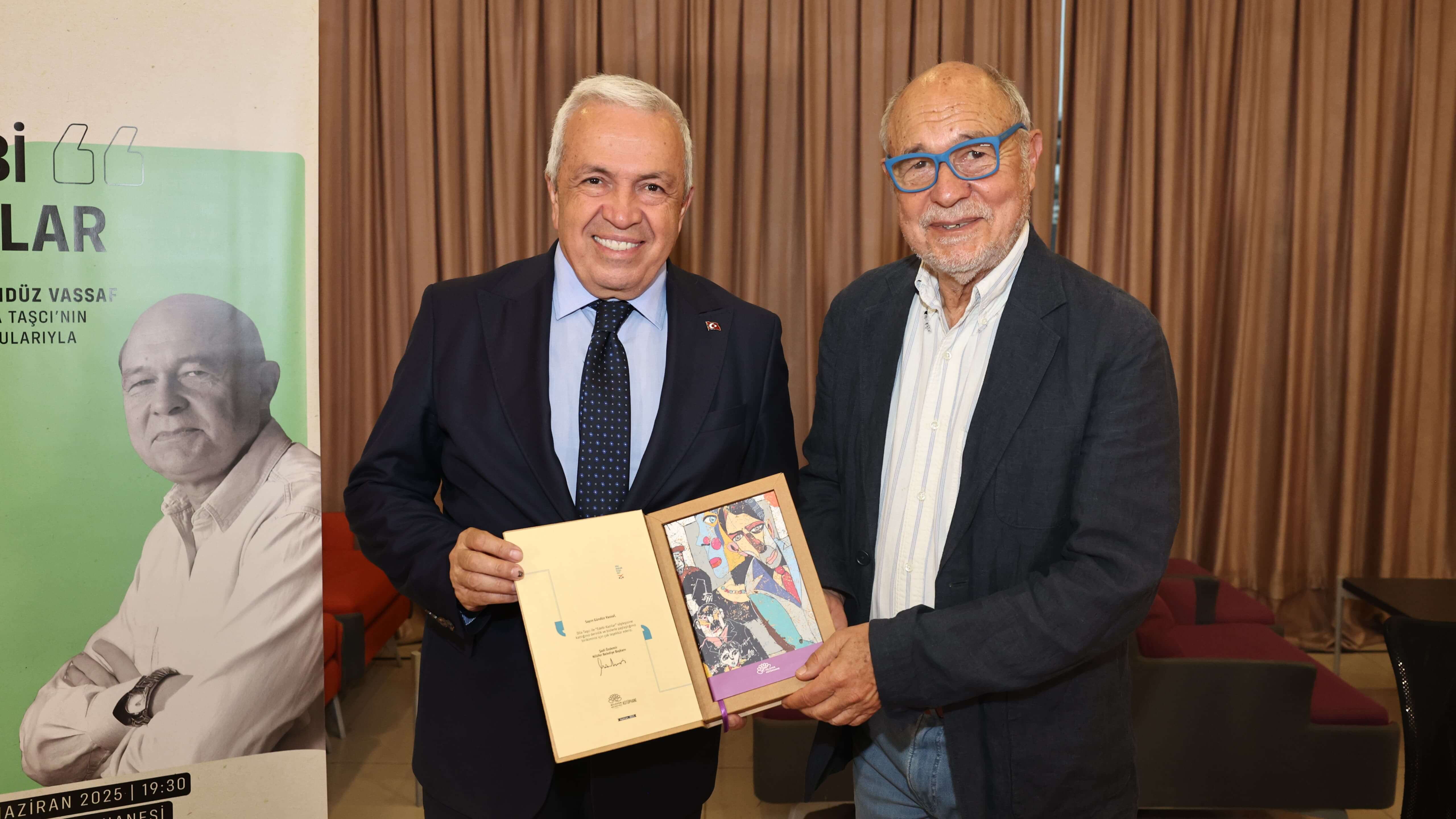 Şadi Özdemir Projeleri - Usta yazar Gündüz Vassaf okurlarıyla buluştu | 