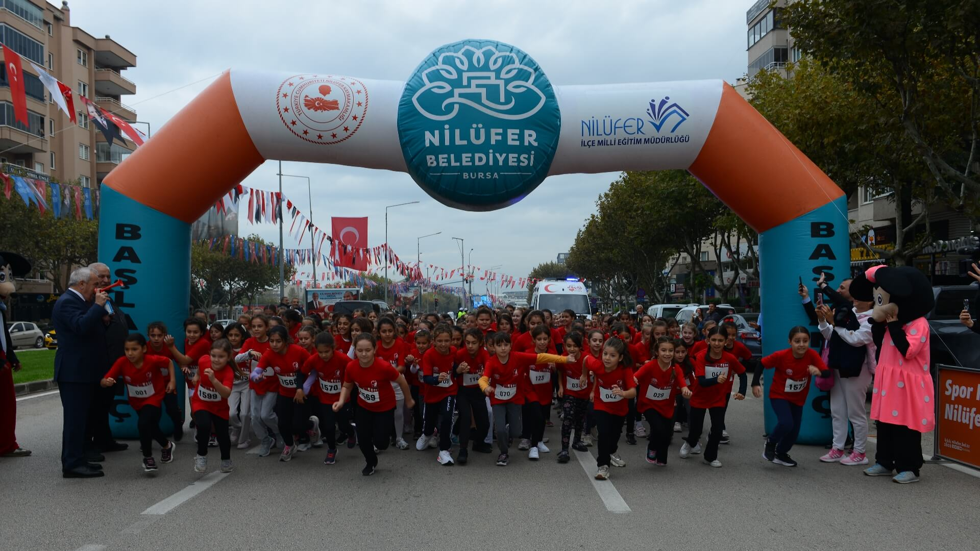 Şadi Özdemir Projeleri - Nilüfer’de binden fazla öğrenci Cumhuriyet için koştu | 
