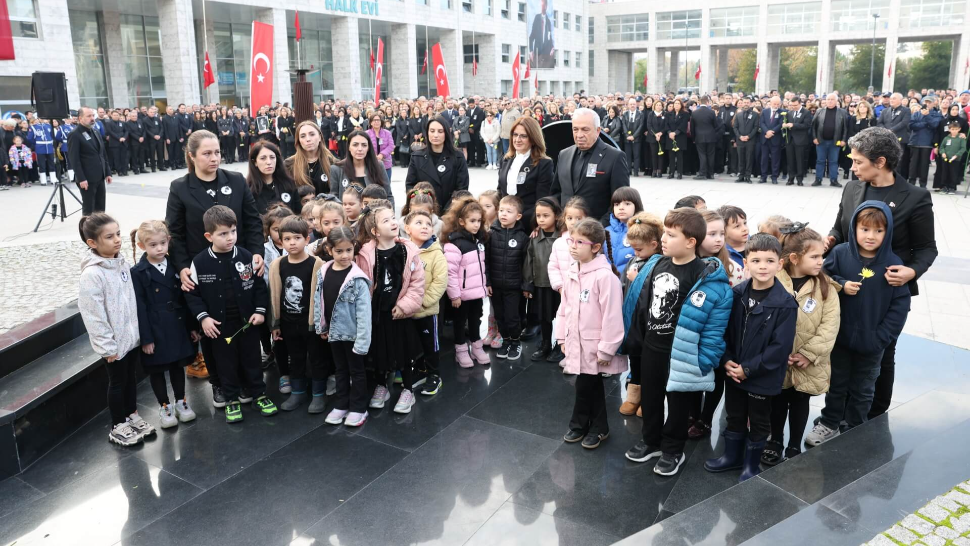 Şadi Özdemir Projeleri - Nilüfer, Ata’sını Cumhuriyet Meydanı’nda andı | 