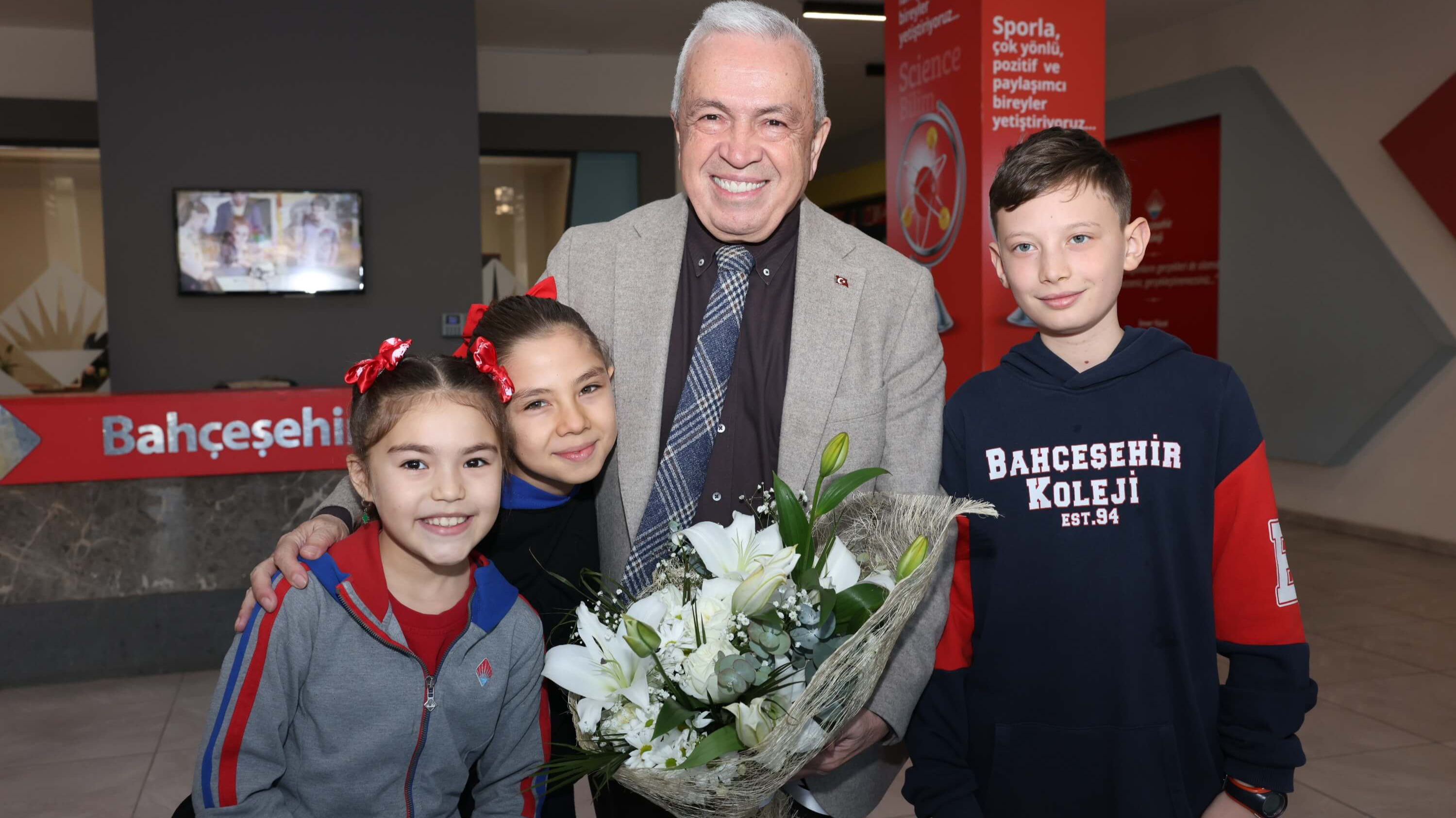 Şadi Özdemir Projeleri - Minik İpek davet etti, Başkan Şadi Özdemir kırmadı | 