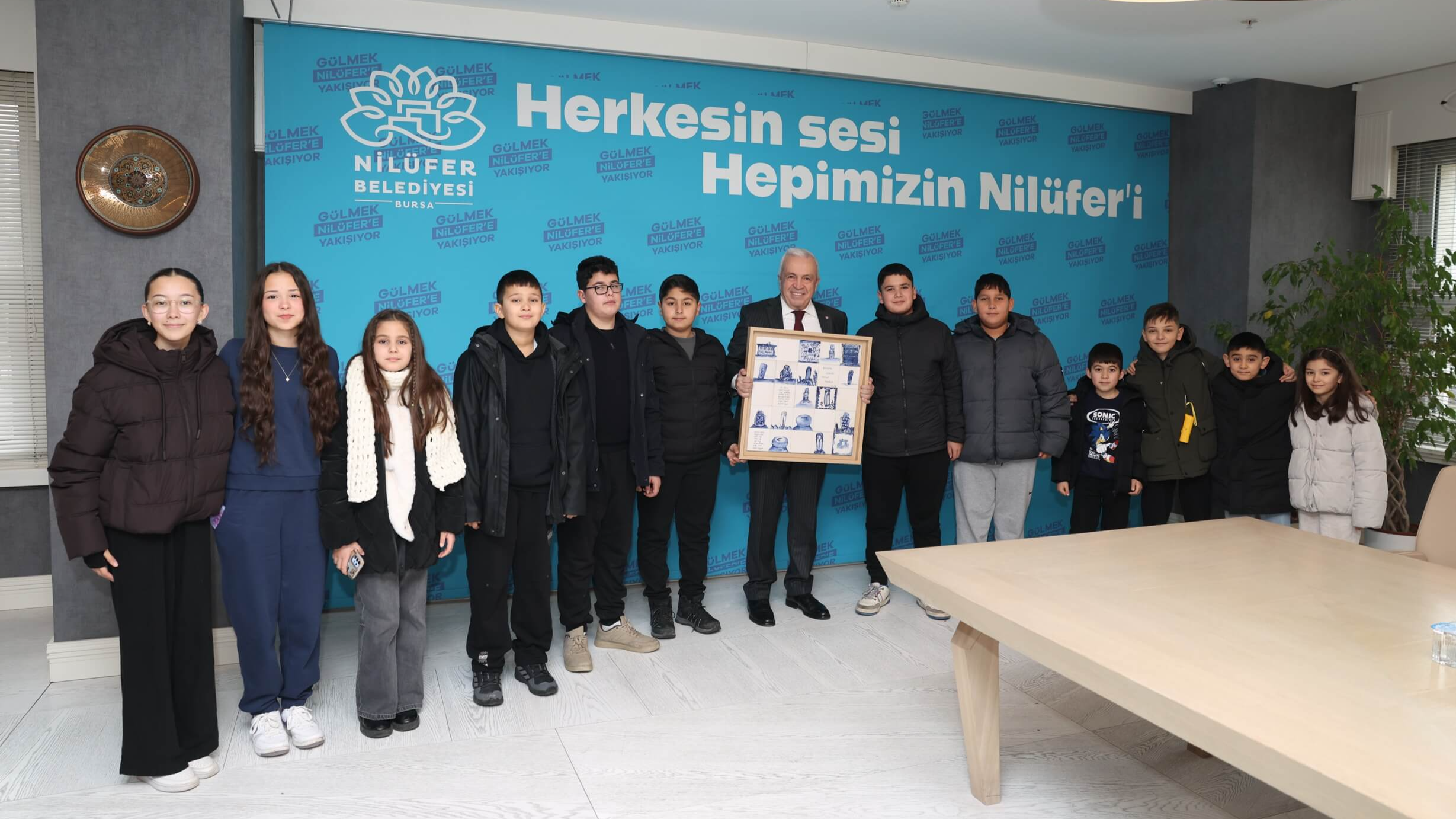 Şadi Özdemir Projeleri - Badırgalı çocuklar el emeklerini Başkan Şadi Özdemir’e hediye etti | 