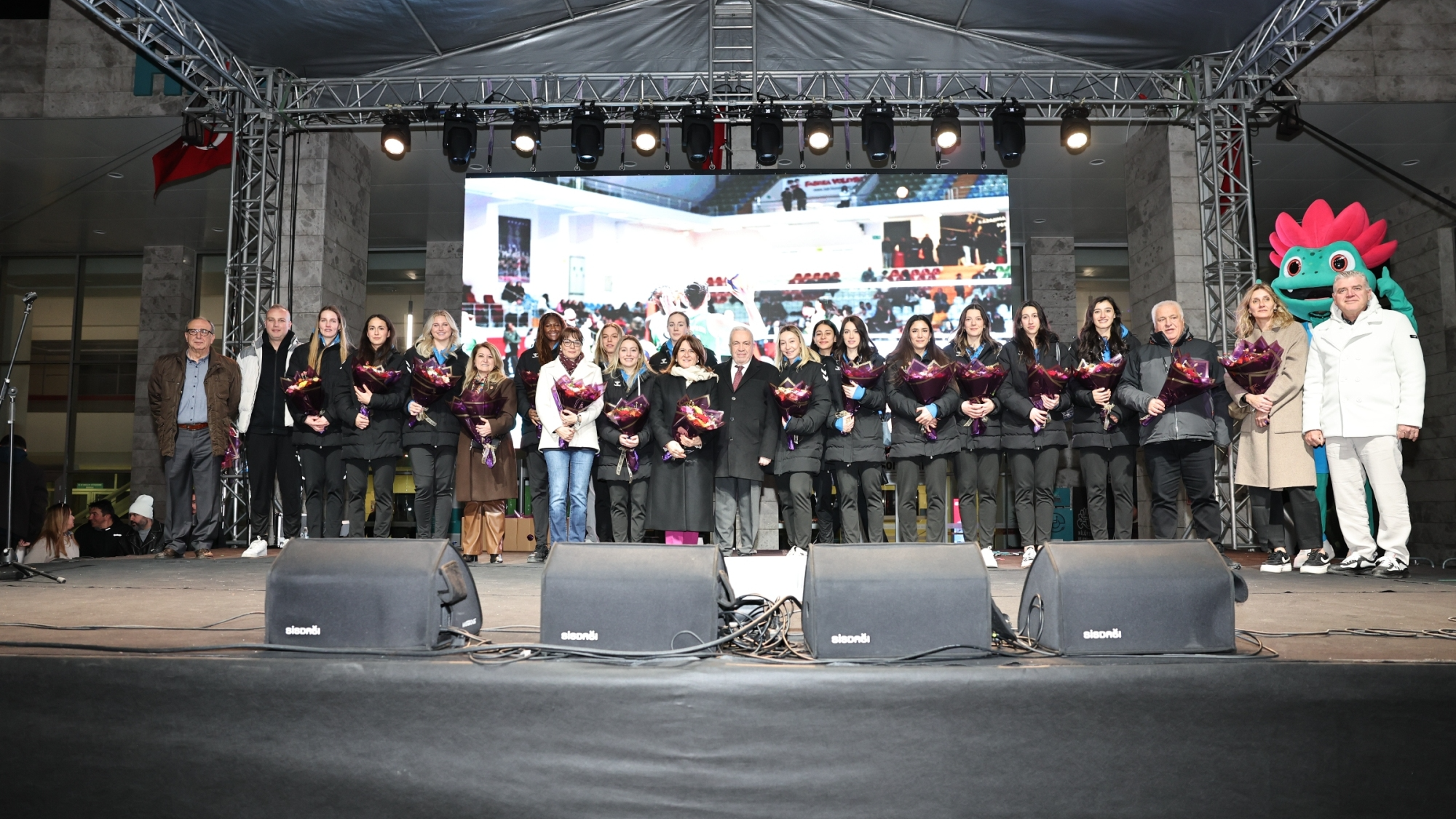 Şadi Özdemir Projeleri - Nilüfer’in Sultanları 8 Mart’ta taraftarıyla buluştu | 